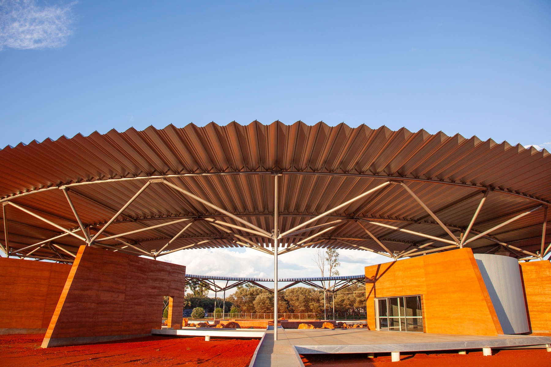 Outback Museum canopy — long-span steel structure